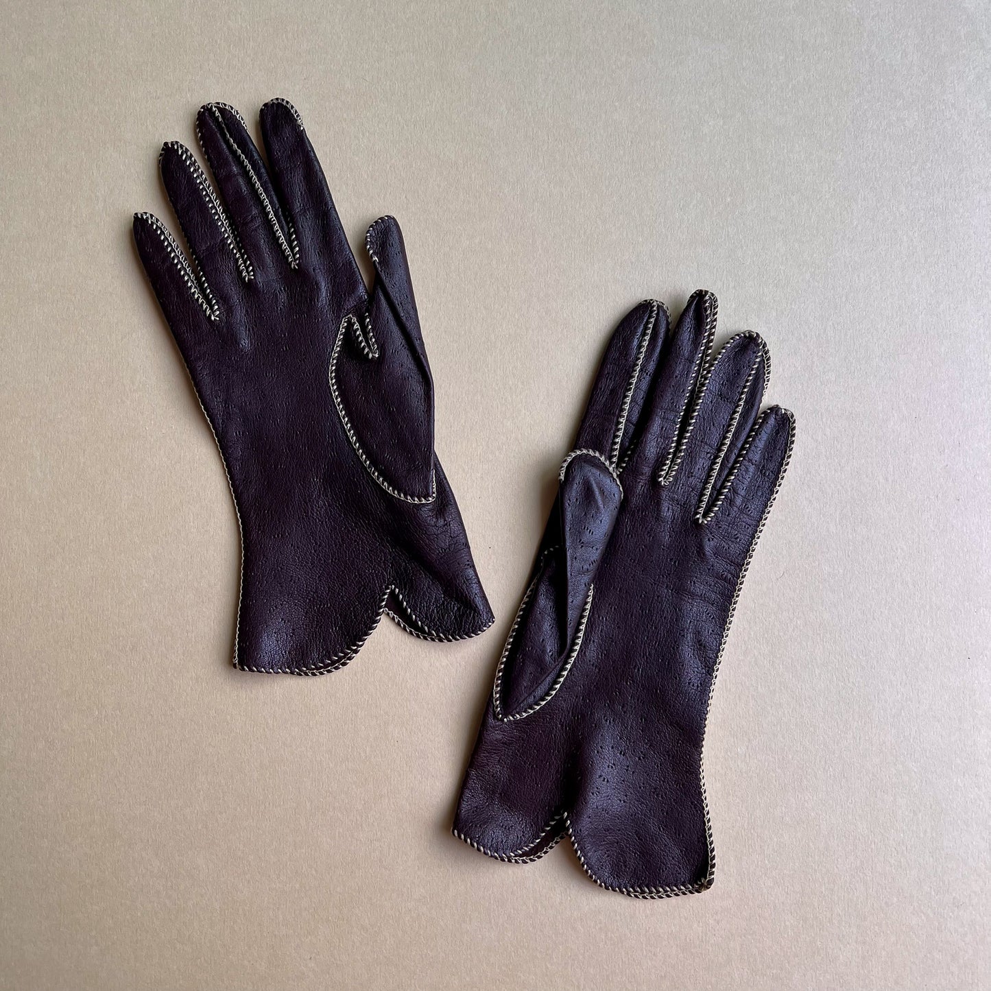 1960s Chocolate Brown Leather Gloves With Stitching