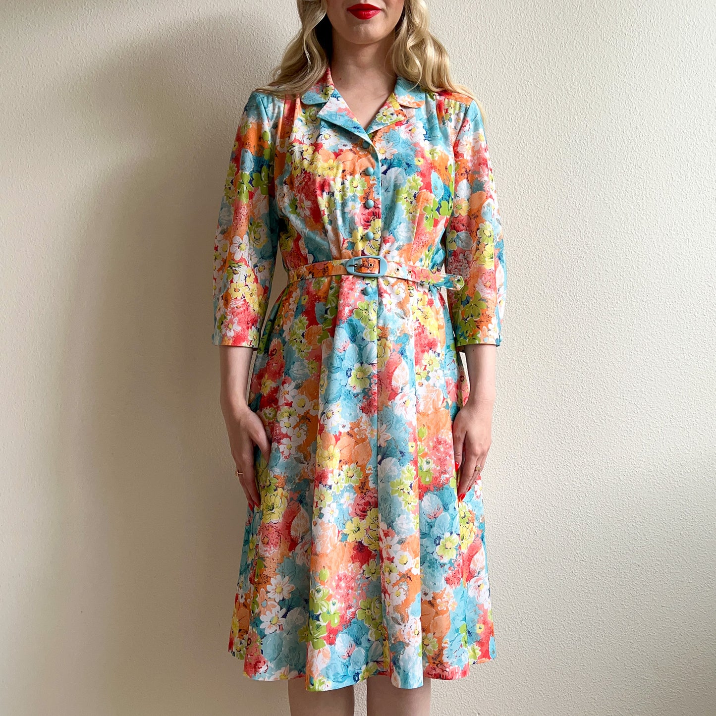 1960s Colorful Floral Pattern With Turquoise Buttons (M/L)