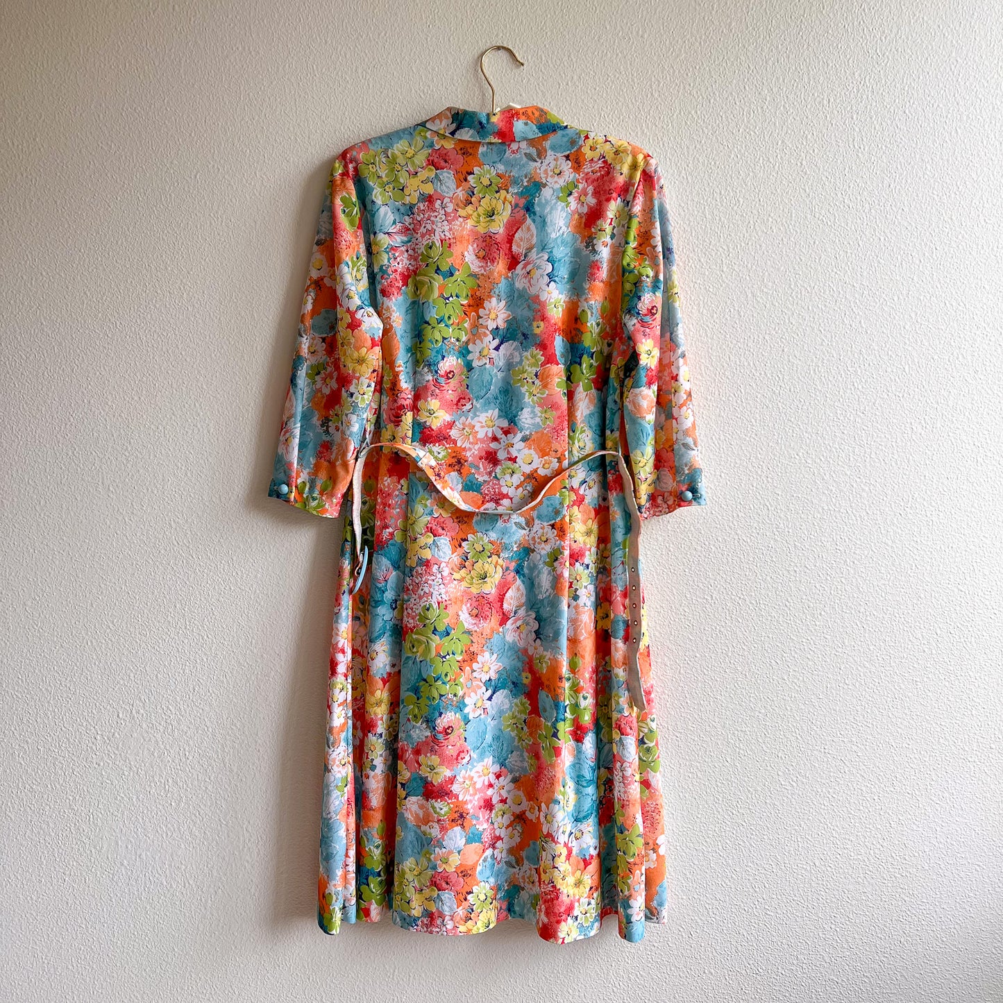 1960s Colorful Floral Pattern With Turquoise Buttons (M/L)