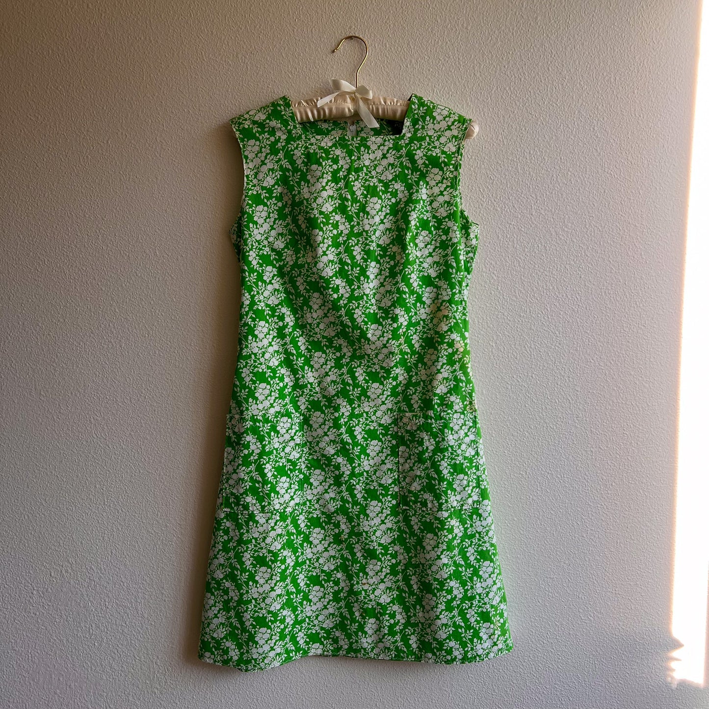 1960s Sleeveless Green Dress With White Floral Print (M)