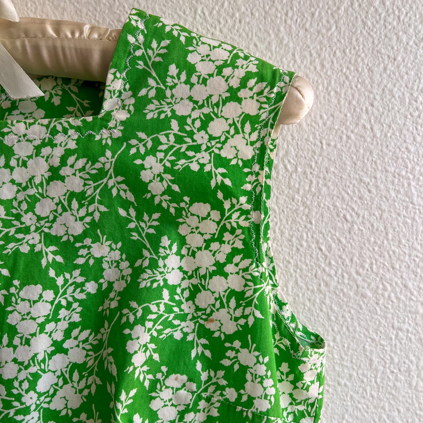 1960s Sleeveless Green Dress With White Floral Print (M)