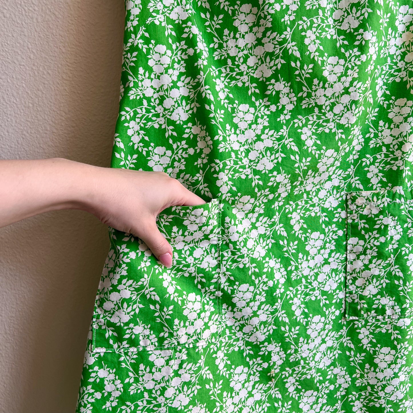 1960s Sleeveless Green Dress With White Floral Print (M)