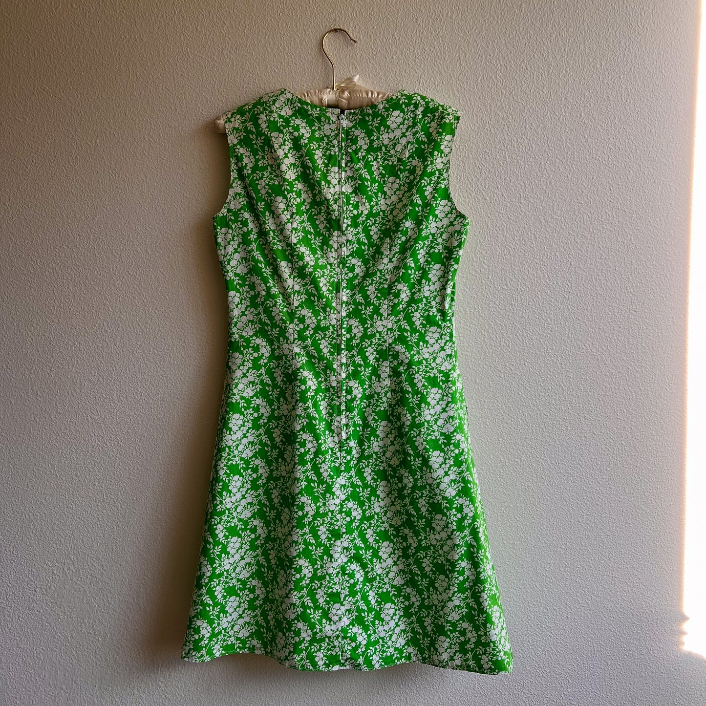 1960s Sleeveless Green Dress With White Floral Print (M)