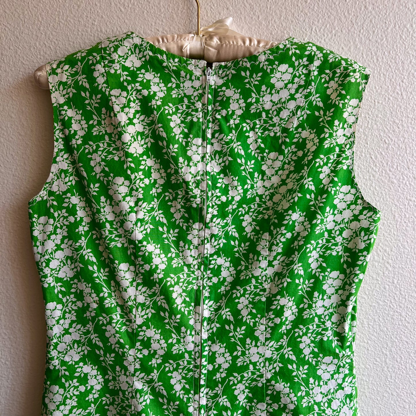 1960s Sleeveless Green Dress With White Floral Print (M)
