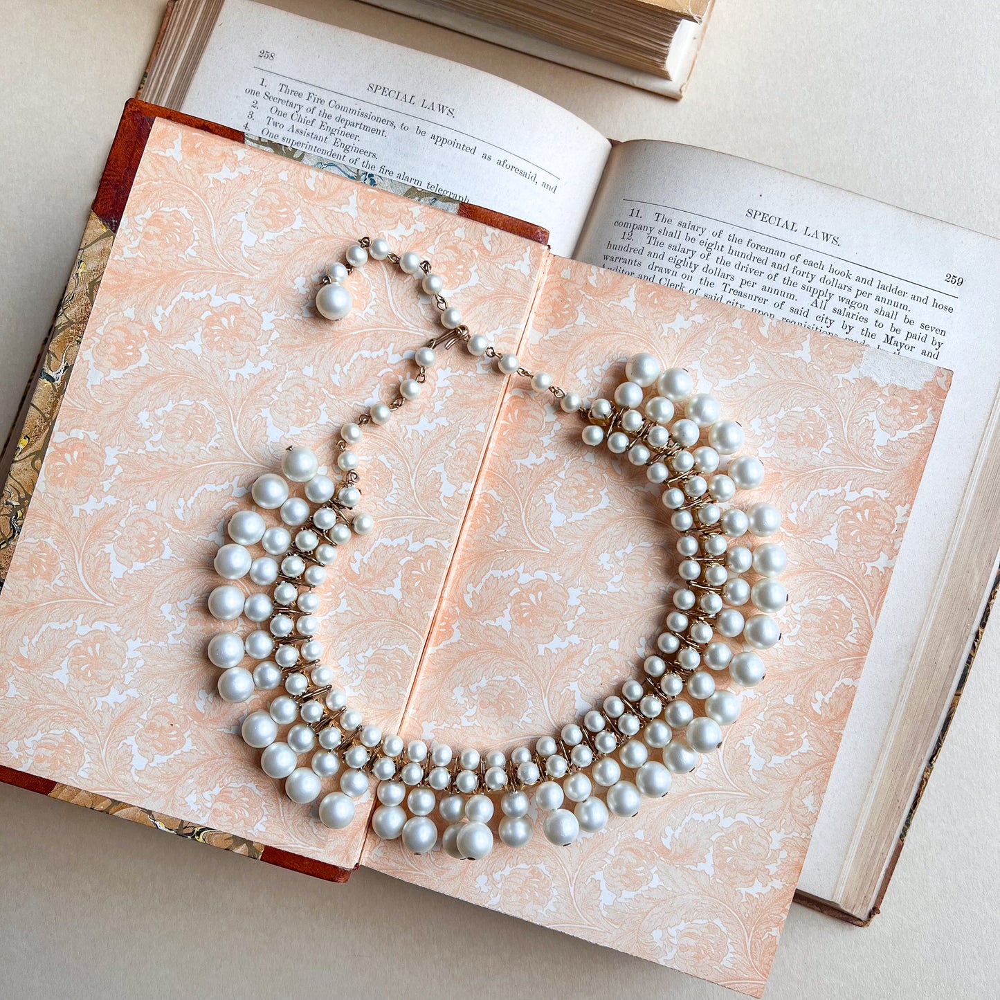 1960s Large Faux Pearls Choker Necklace