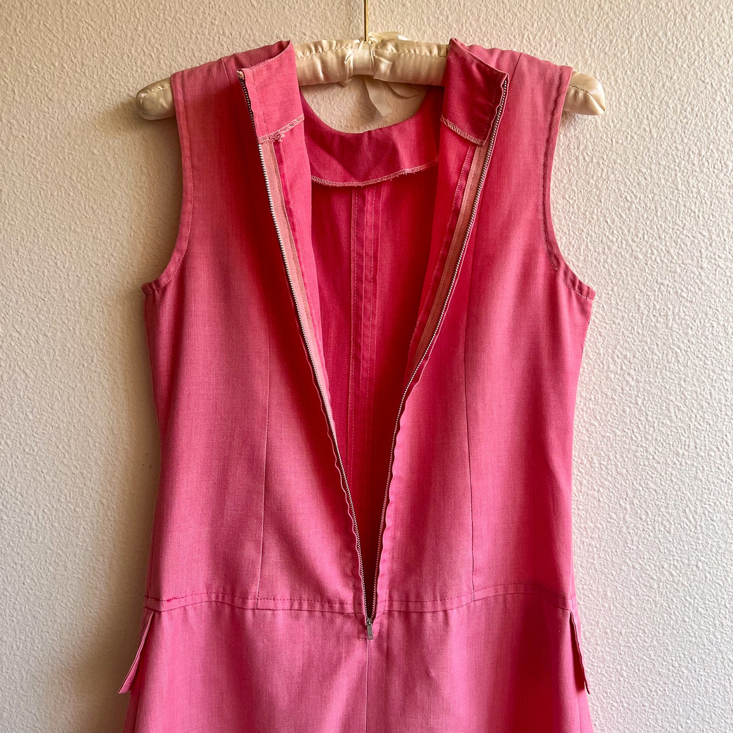 1960s Sleeveless Pink Dress With Decorative Pockets (S)
