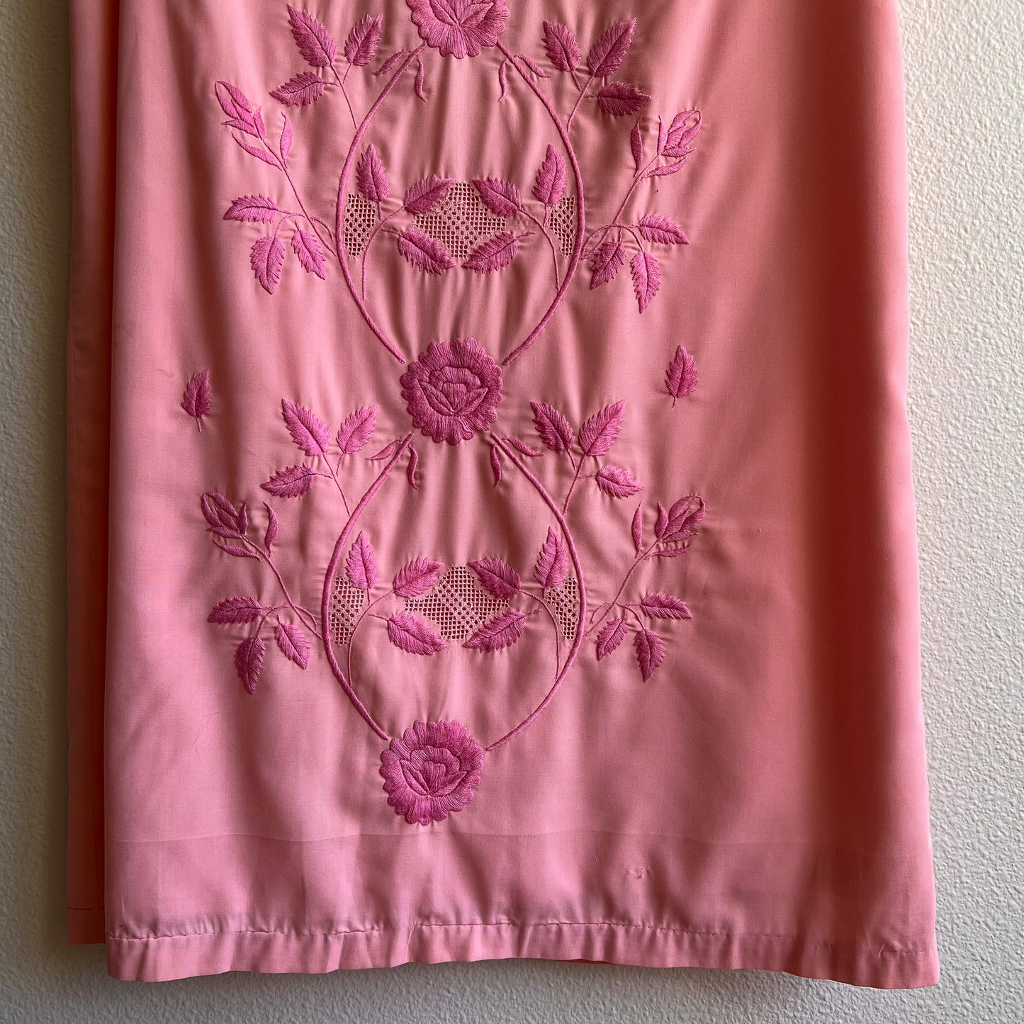 1960s Pink Floral Embroidery Shift Dress (L/XL)