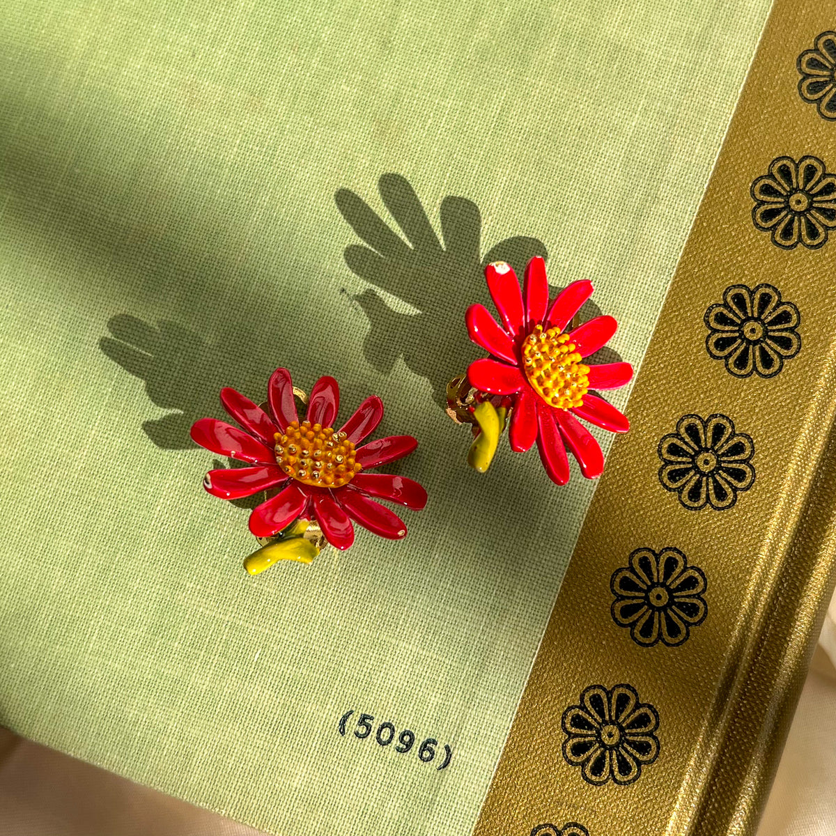 1960s Red Daisy Brooch and Earrings Set