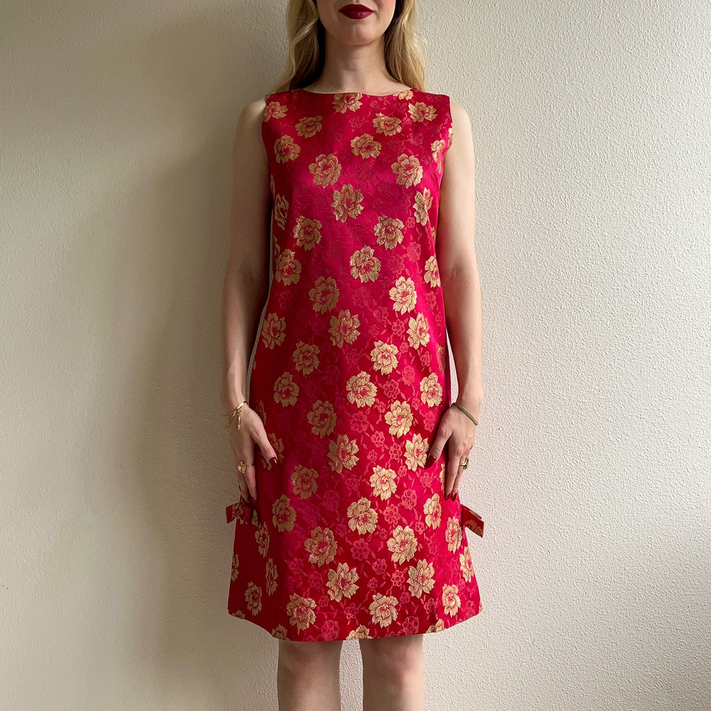Exquisite 1960s Red and Gold Florals Shift Dress (S/M)