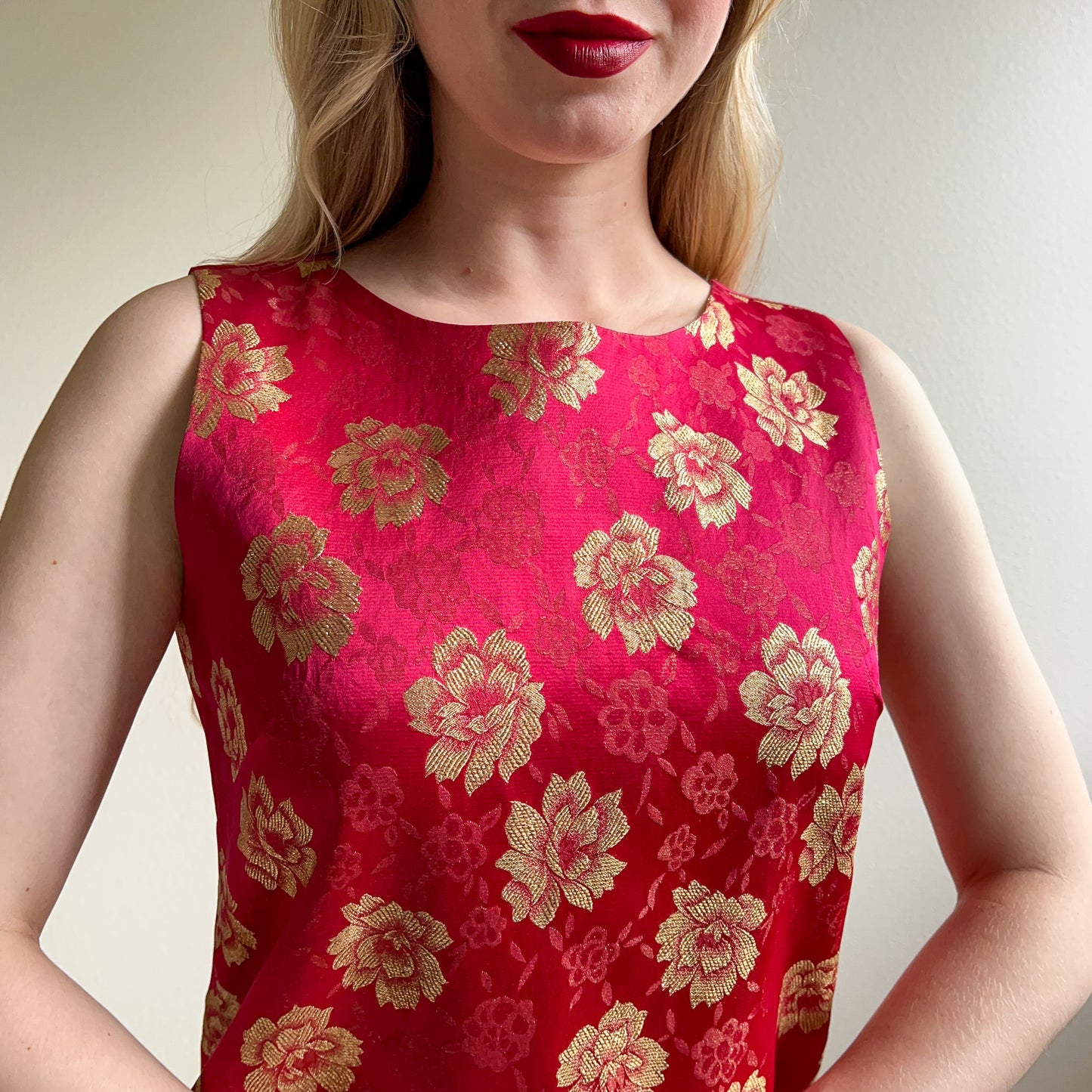 Exquisite 1960s Red and Gold Florals Shift Dress (S/M)