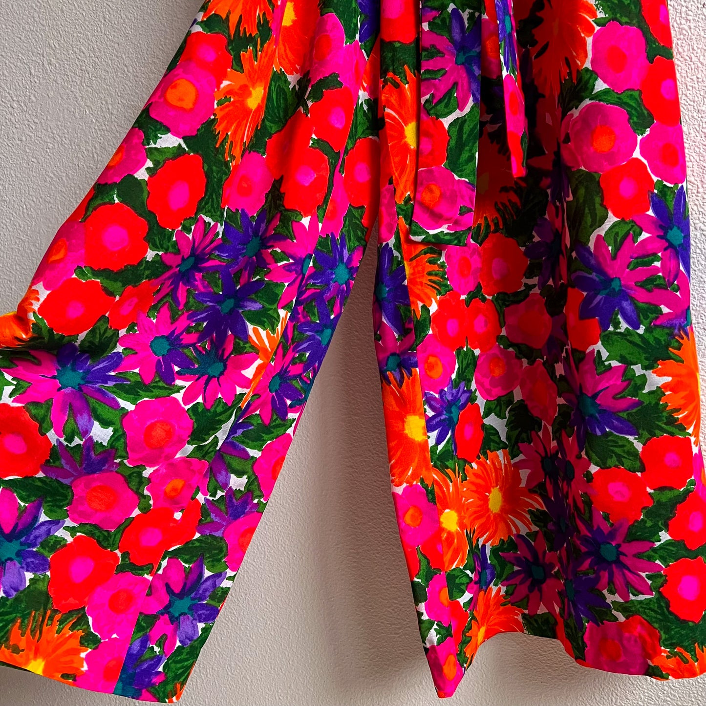 Vibrant 1960s Retro Floral Pint Jumpsuit (M)