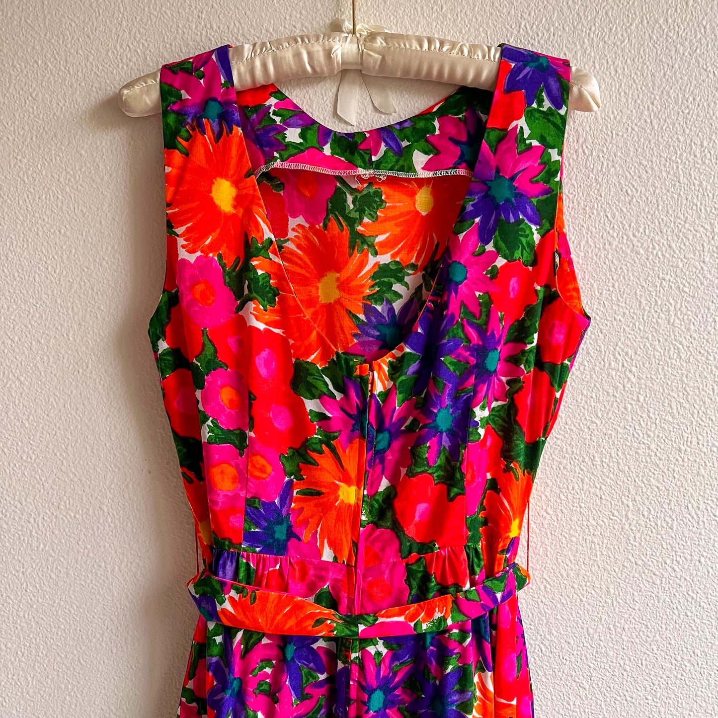 Vibrant 1960s Retro Floral Pint Jumpsuit (M)