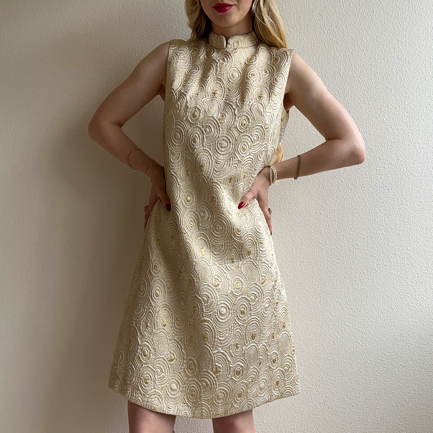 Stunning 1960s Silver and Gold Patterned Shift Dress (S/M)