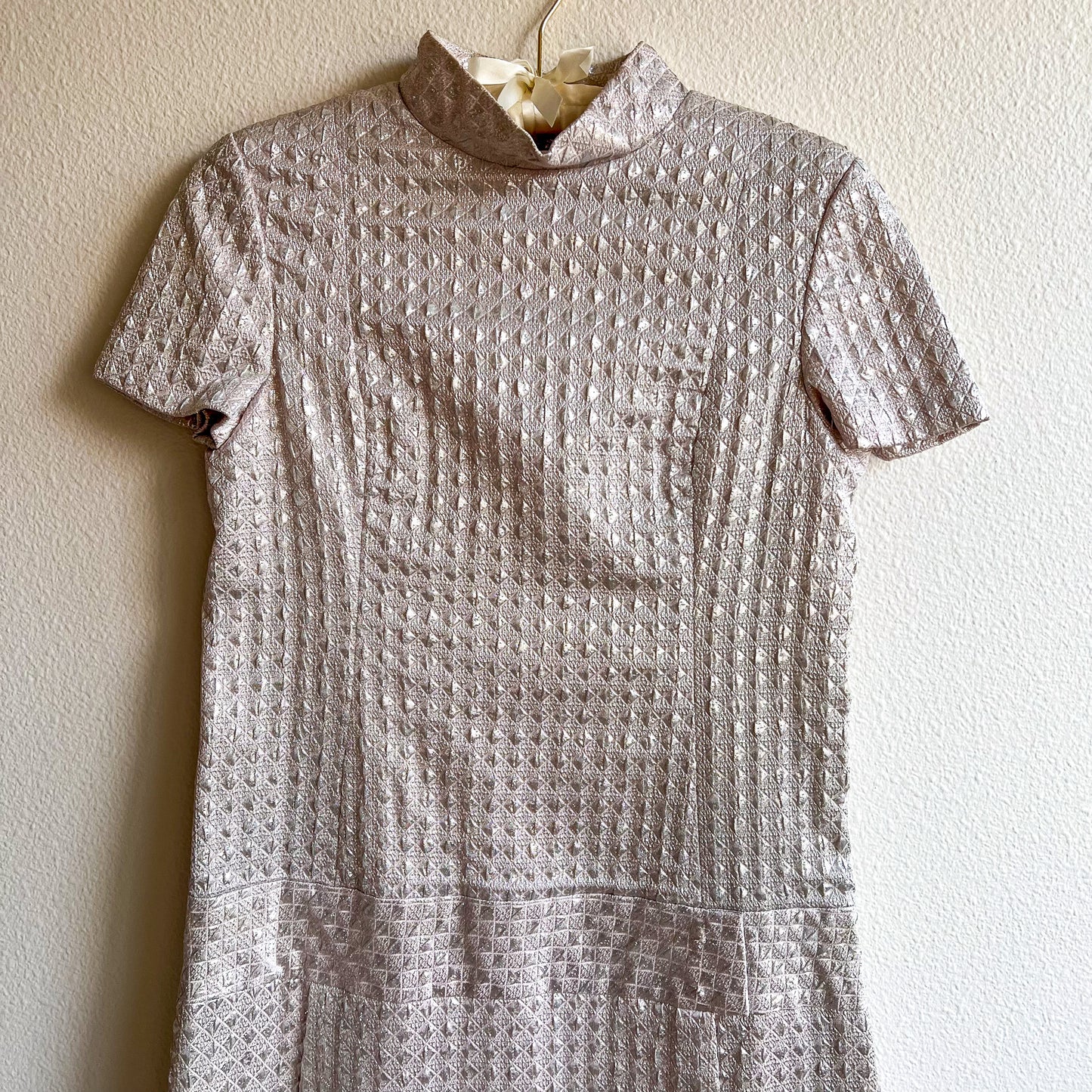 1960s Silver Metallic Textured Pattern Mod Dress (S/M)