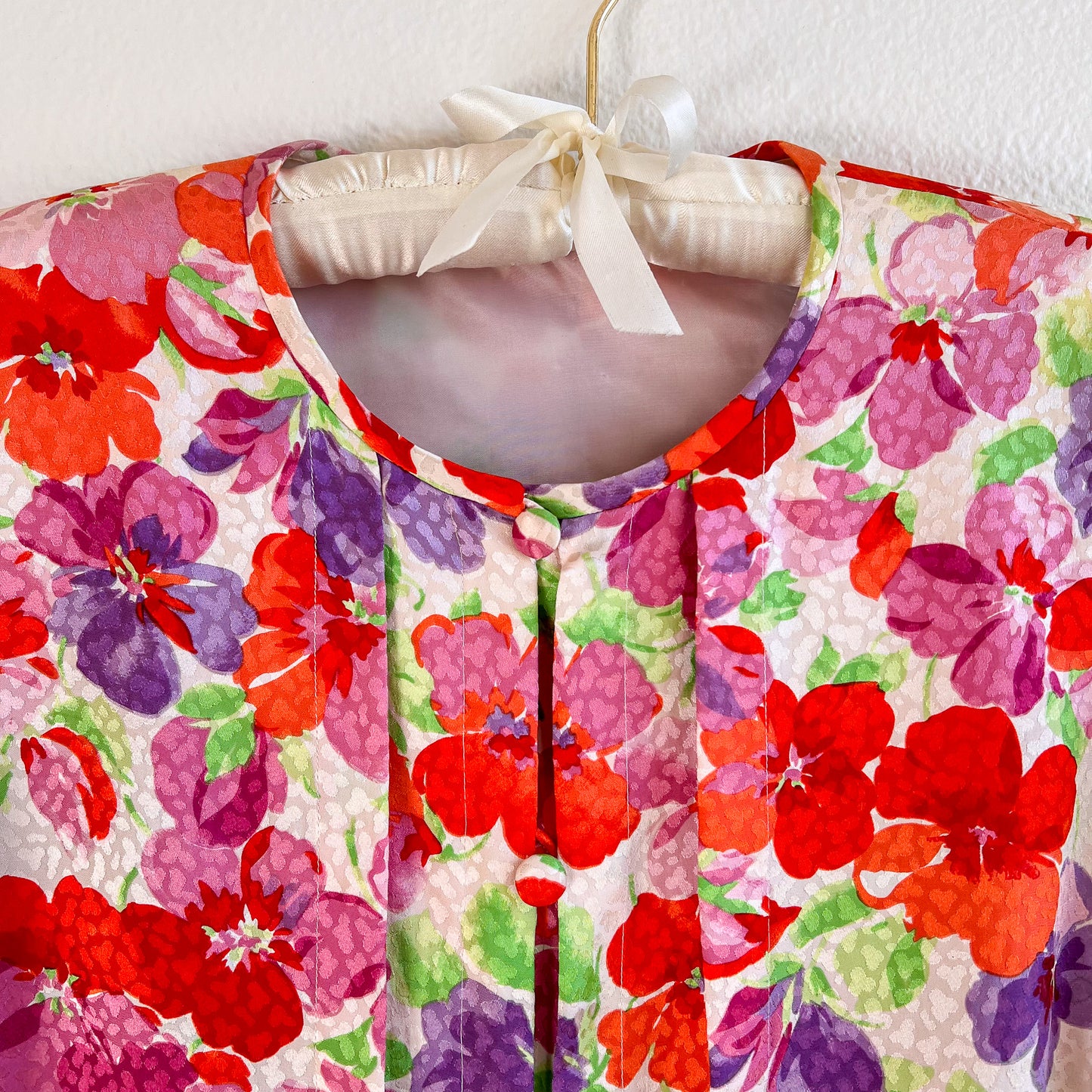 Darling 1960s Red and Purple Floral Silk Blouse (S/M)