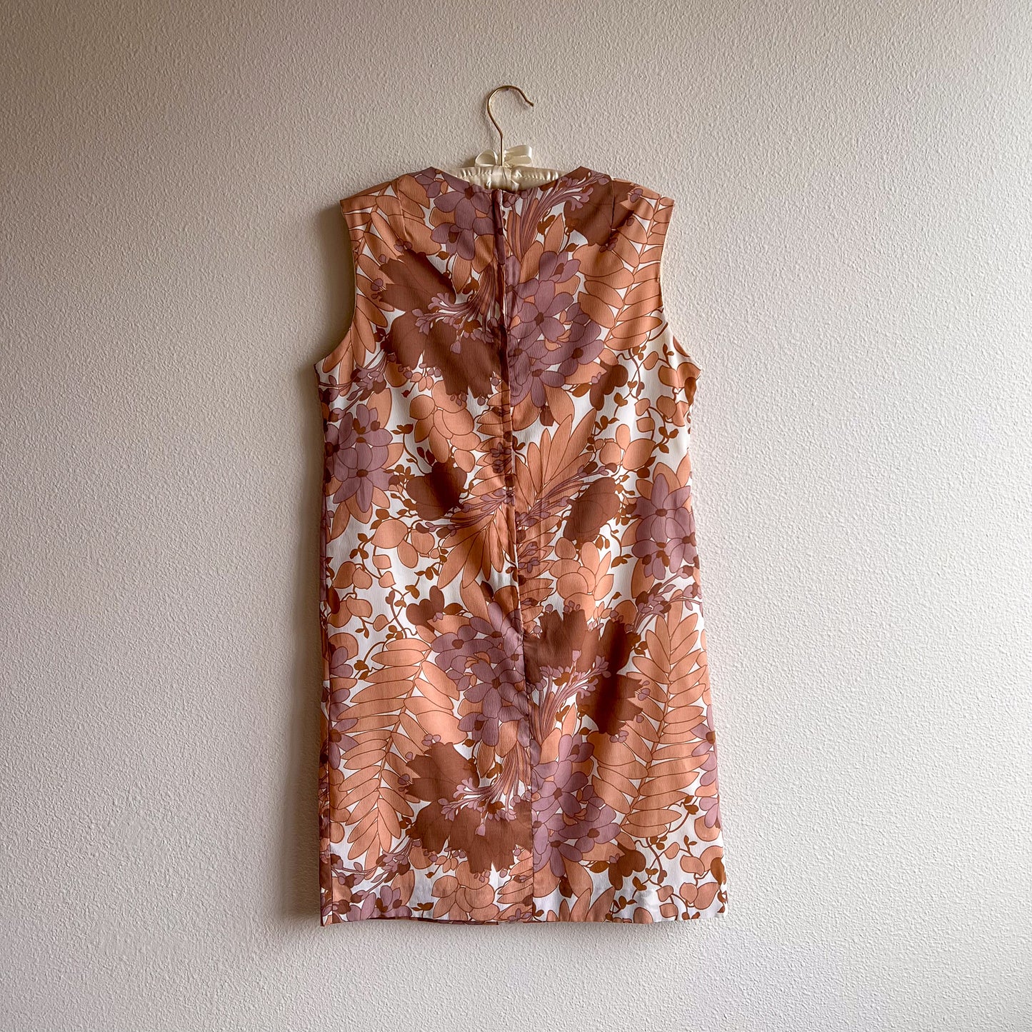 1960s Taupe Floral Novelty Print Shift Dress (M/L)