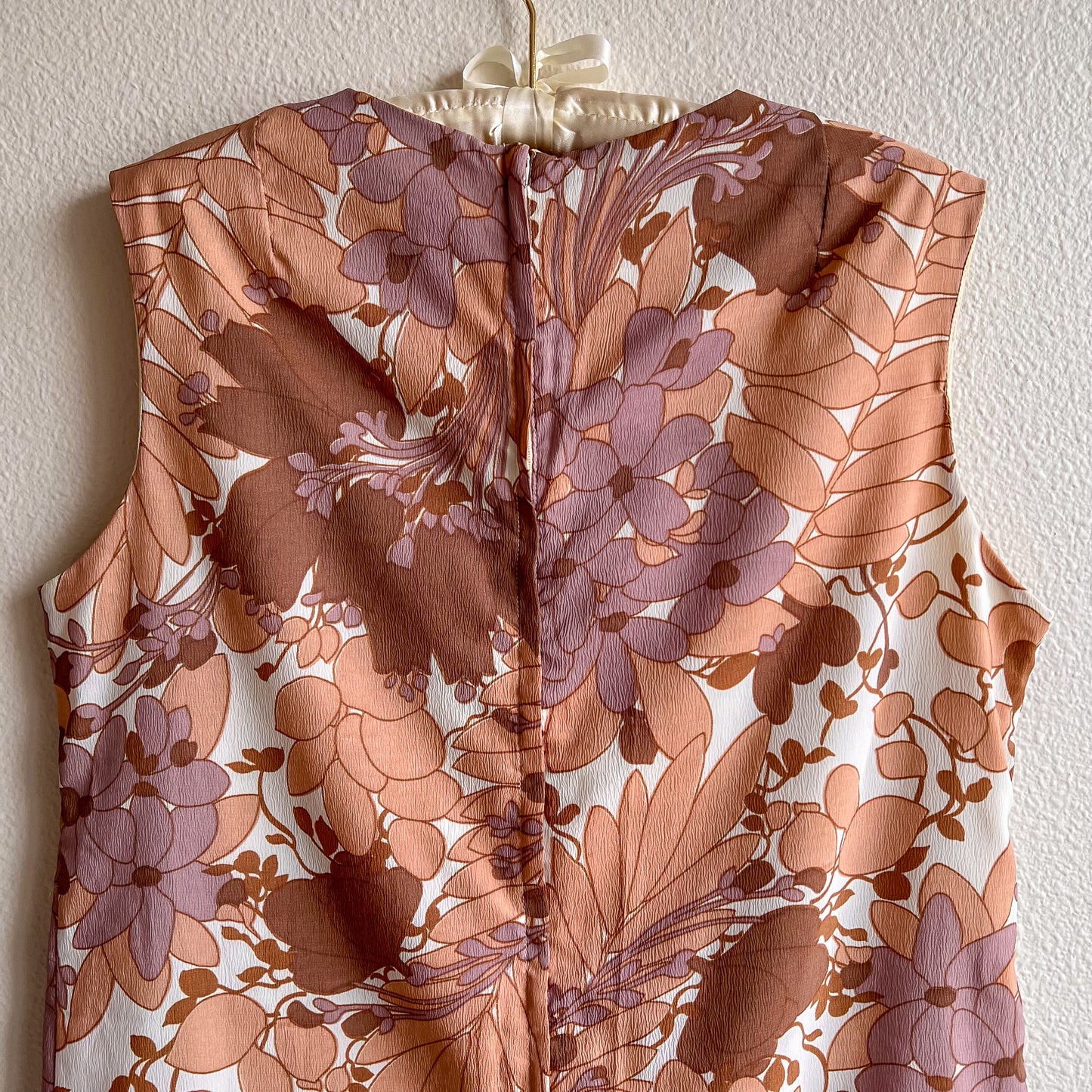 1960s Taupe Floral Novelty Print Shift Dress (M/L)