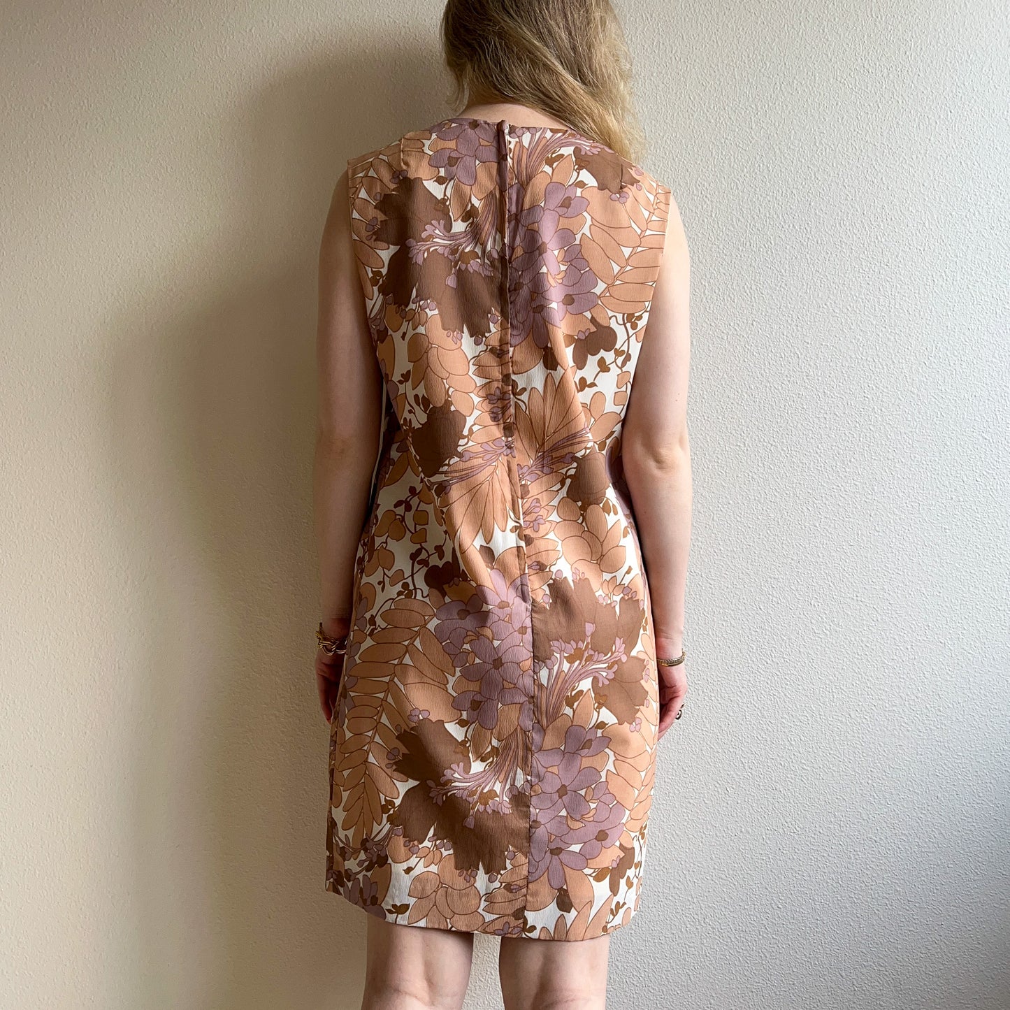 1960s Taupe Floral Novelty Print Shift Dress (M/L)