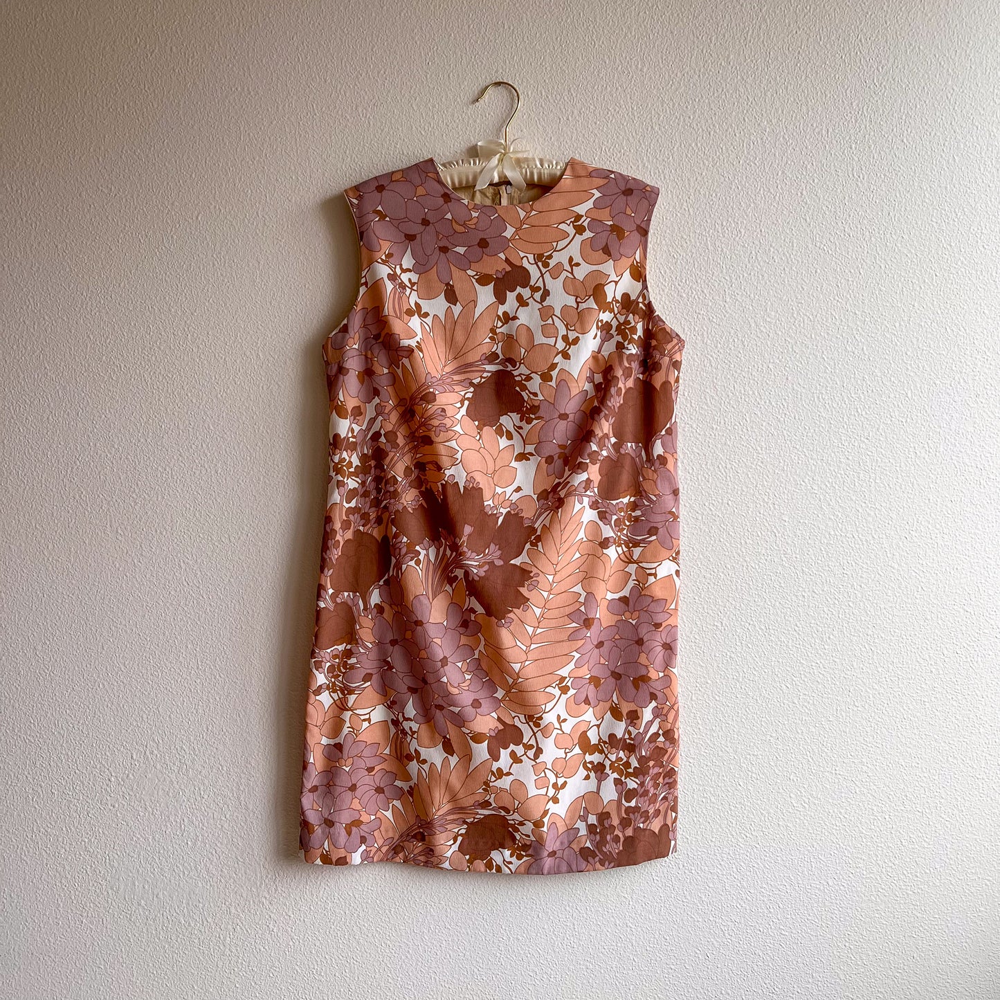 1960s Taupe Floral Novelty Print Shift Dress (M/L)