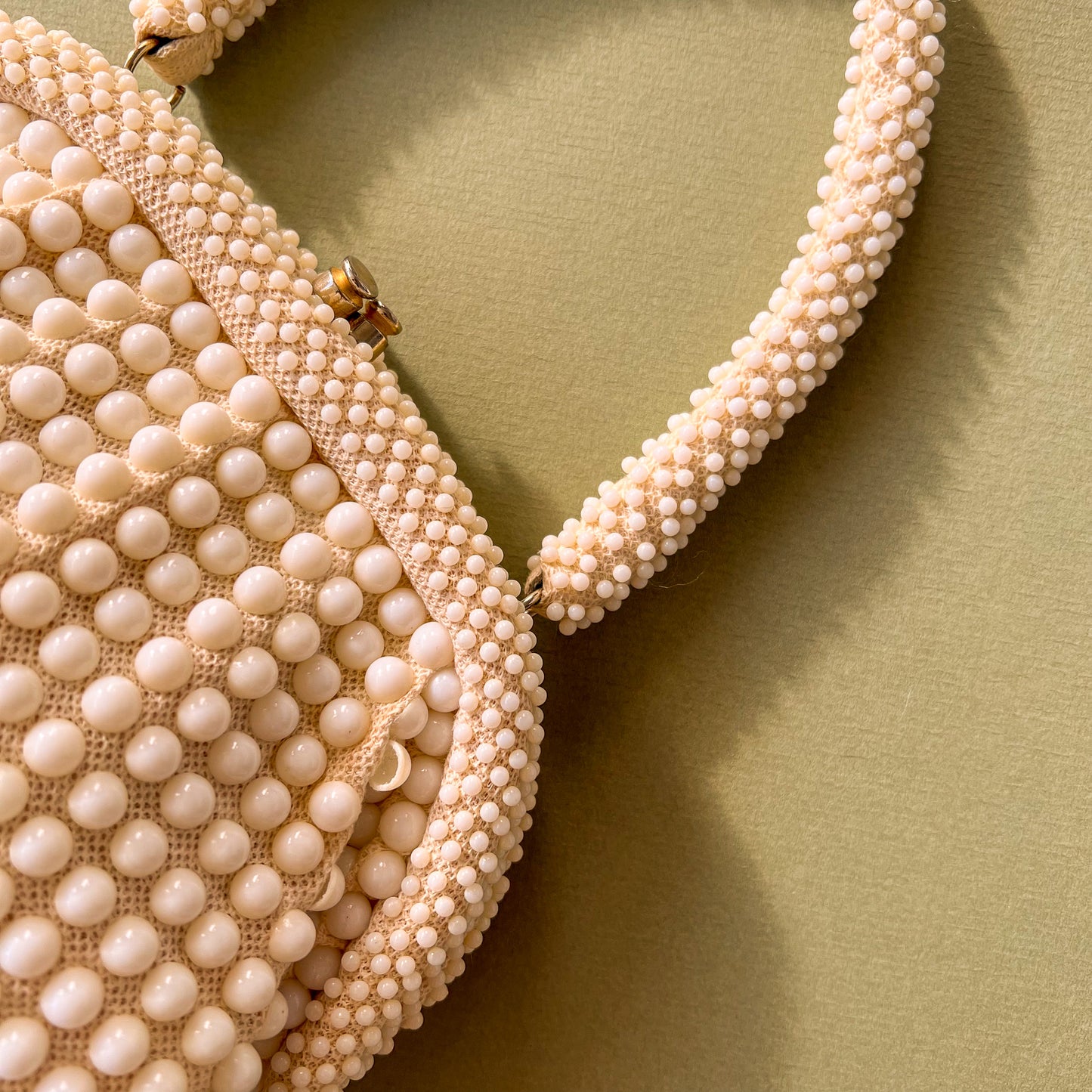 Retro 1960s Round White Beads Purse