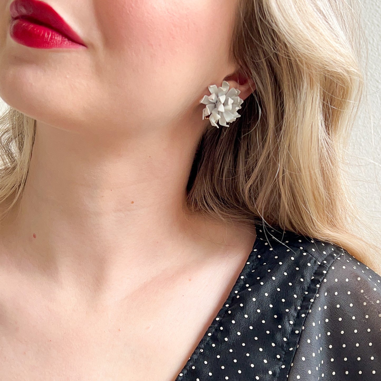 1960s White Chrysanthemum Flower Earrings