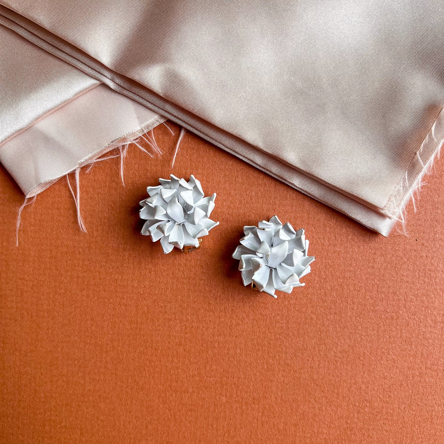 1960s White Chrysanthemum Flower Earrings