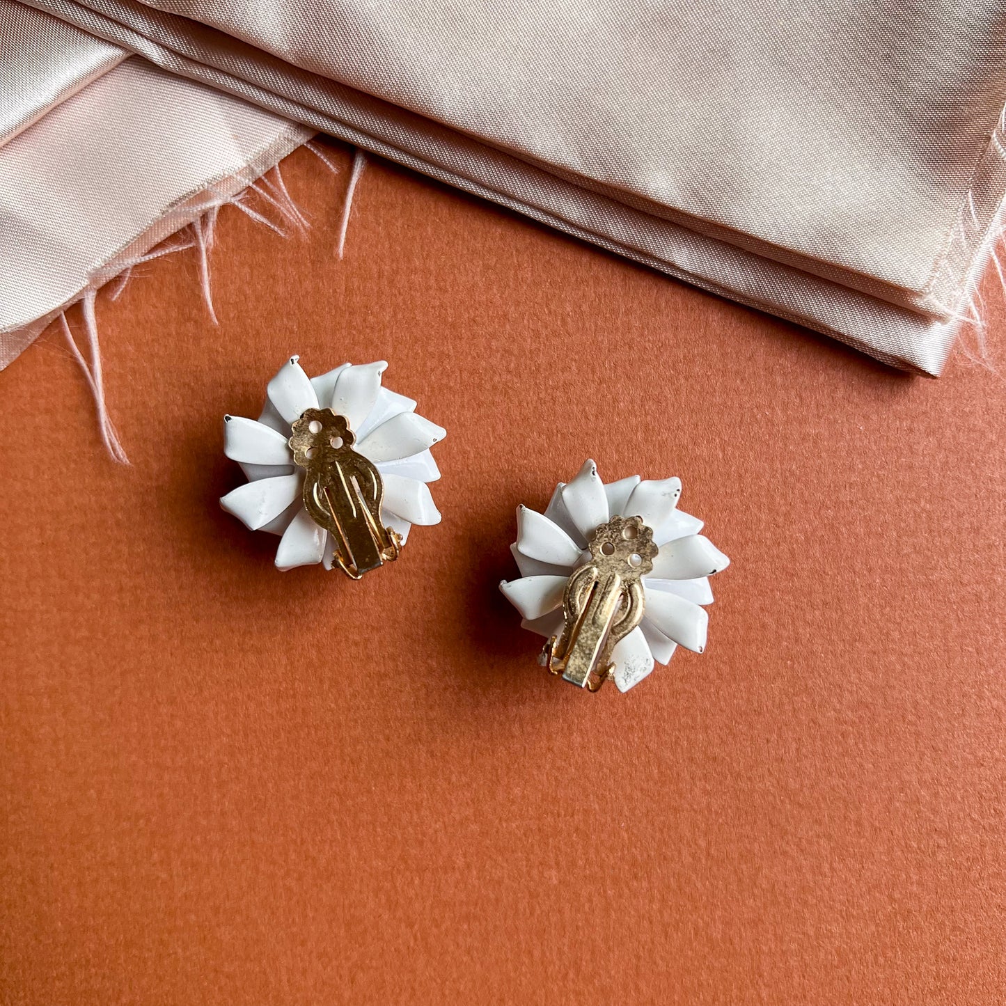 1960s White Chrysanthemum Flower Earrings