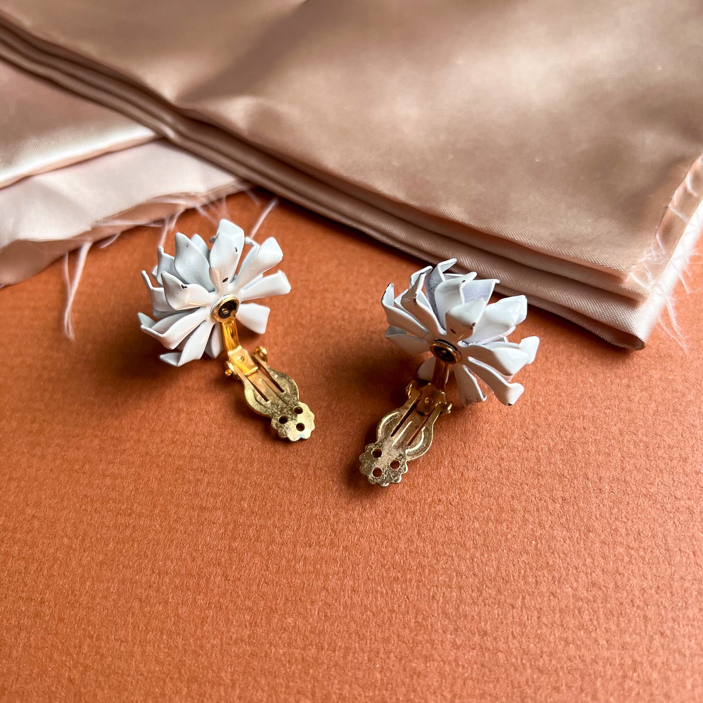 1960s White Chrysanthemum Flower Earrings