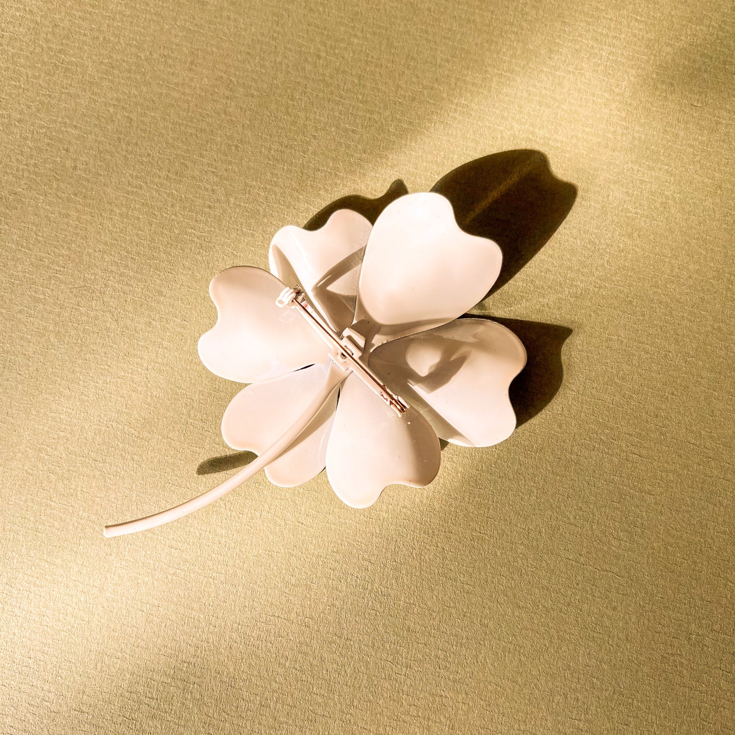 1960s Retro White Floral Brooch