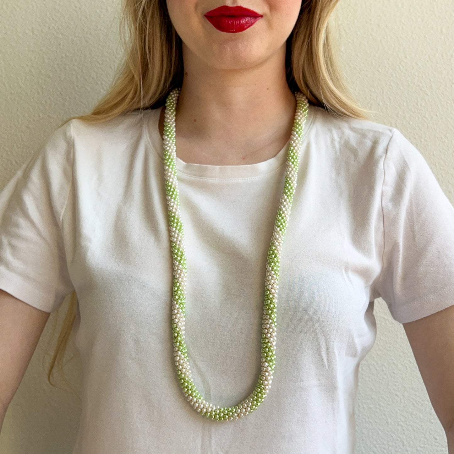 1960s Pale Green and White Beaded Necklace