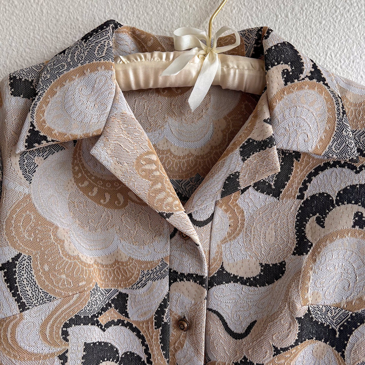 Retro 1970s Muted Black and Gold Abstract Print Dress (M/L)