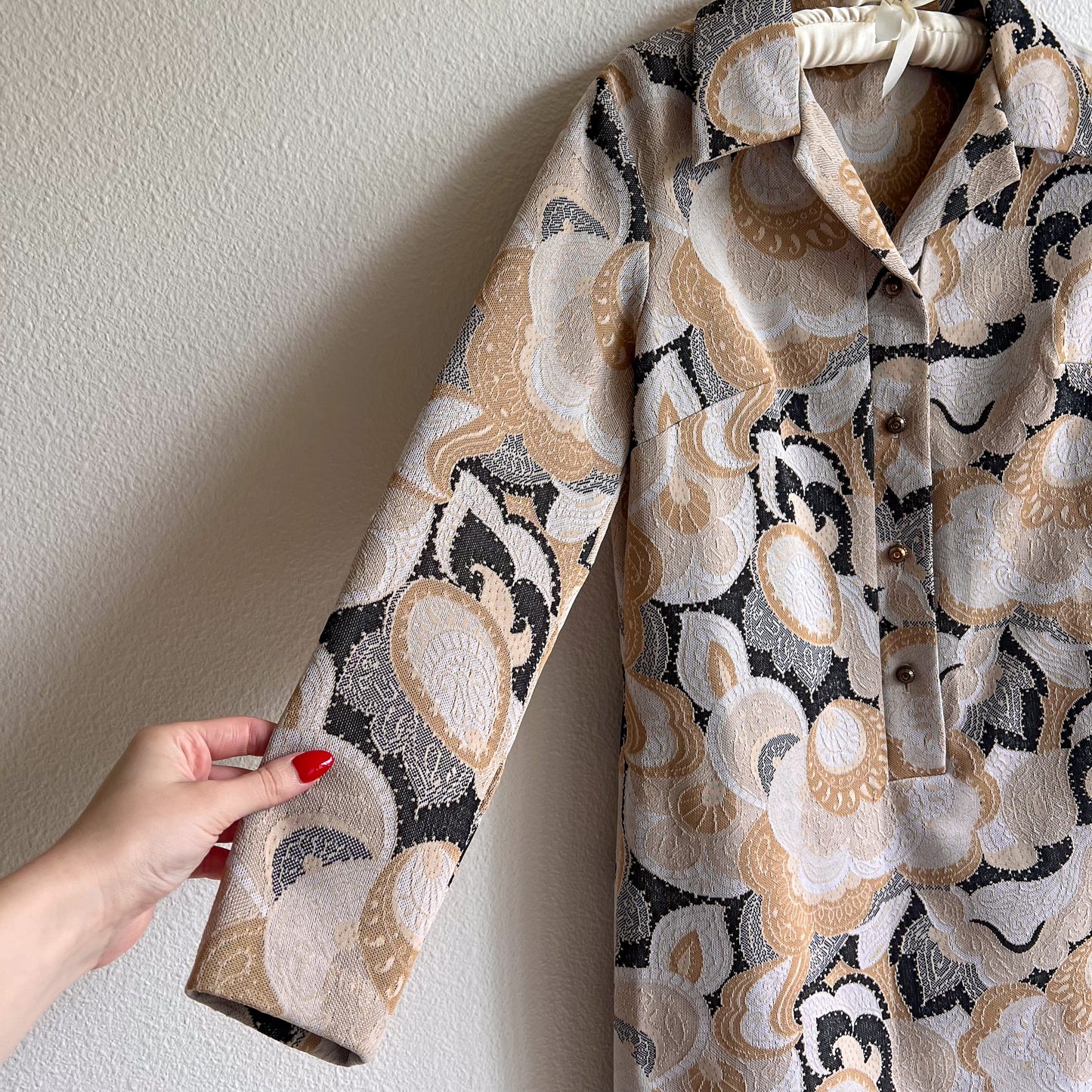 Retro 1970s Muted Black and Gold Abstract Print Dress (M/L)