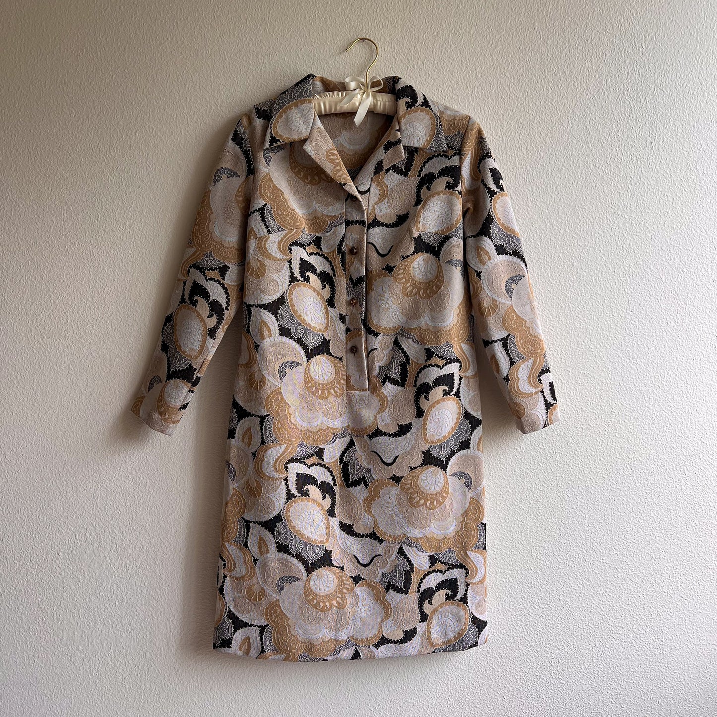 Retro 1970s Muted Black and Gold Abstract Print Dress (M/L)