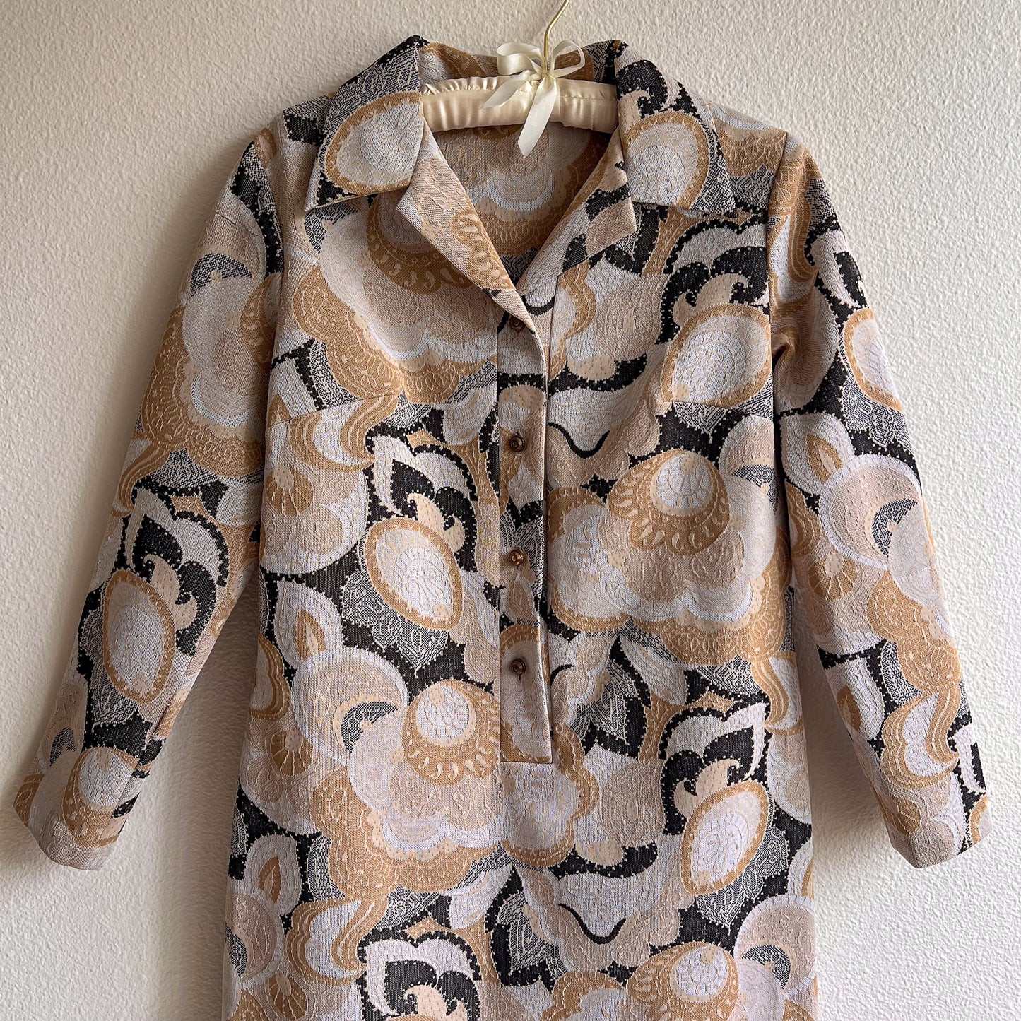 Retro 1970s Muted Black and Gold Abstract Print Dress (M/L)