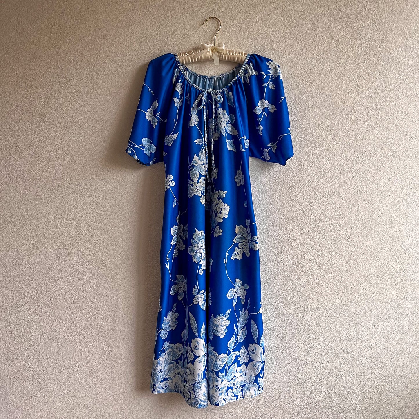 1970s Blue and White Floral Muumuu Dress (L/XL)