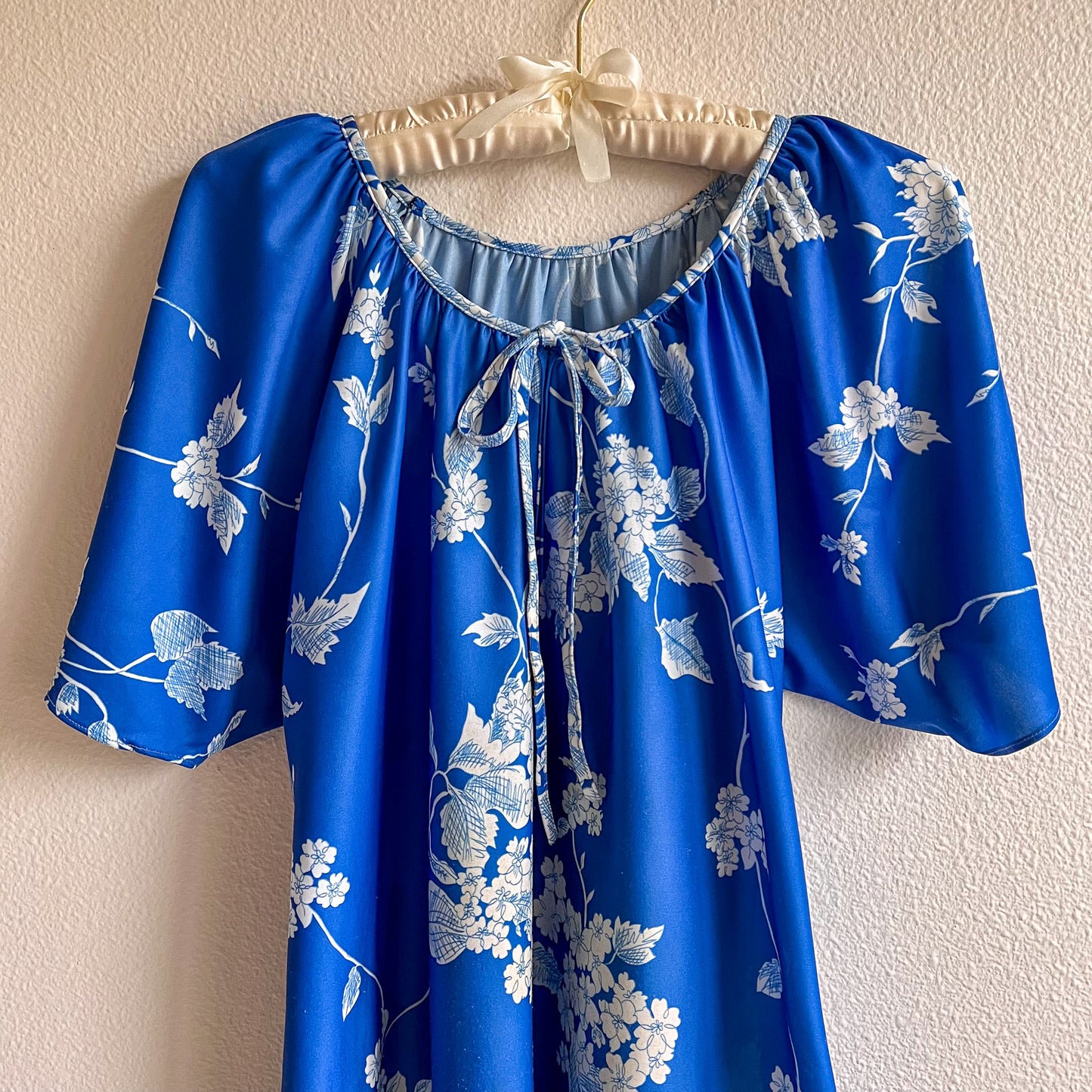 1970s Blue and White Floral Muumuu Dress (L/XL)
