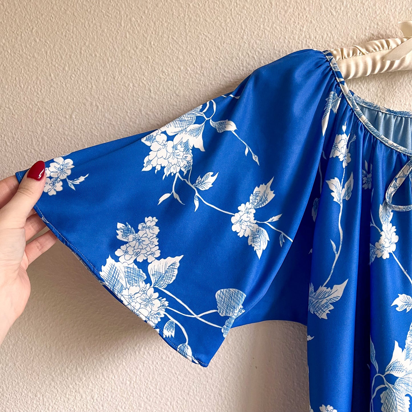 1970s Blue and White Floral Muumuu Dress (L/XL)