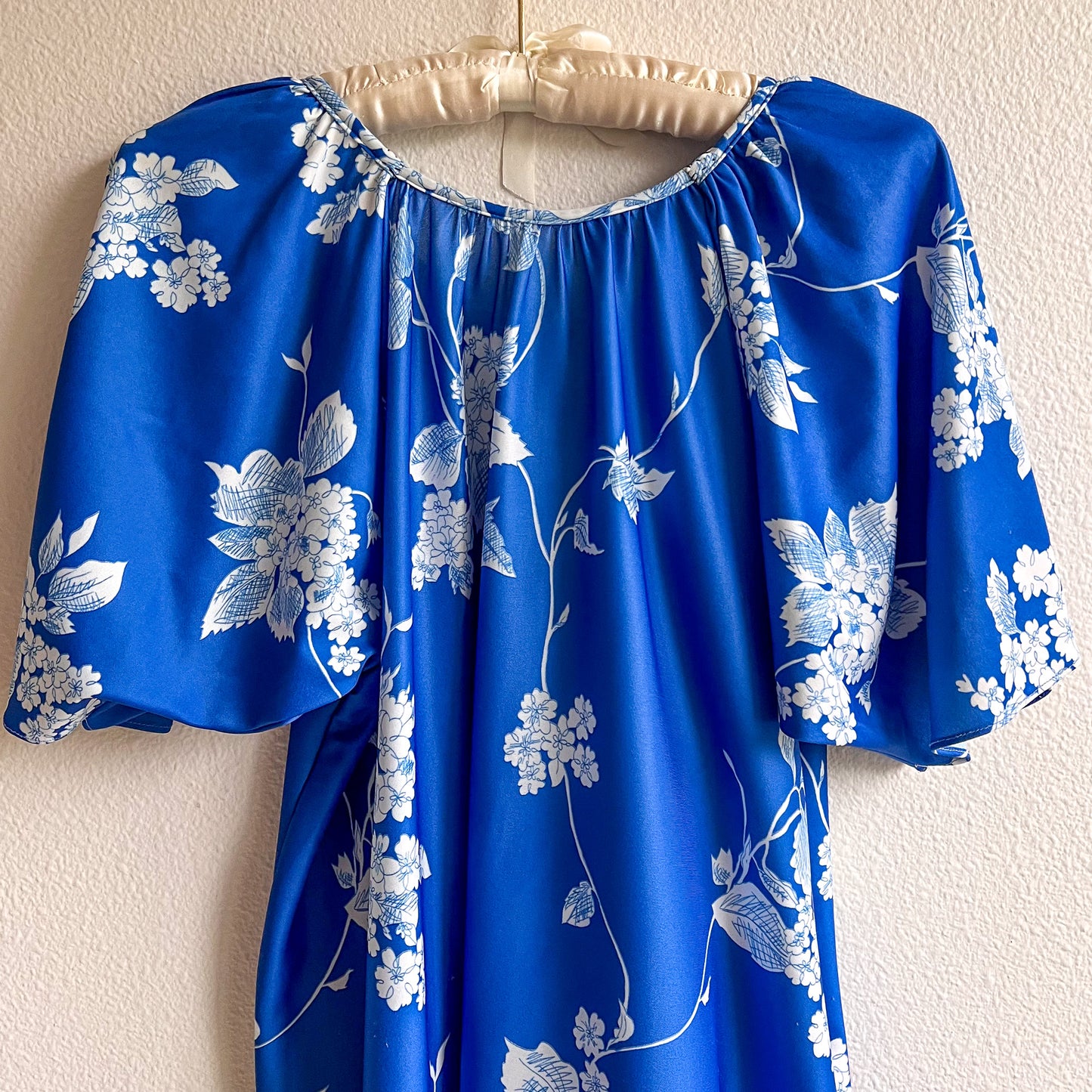 1970s Blue and White Floral Muumuu Dress (L/XL)
