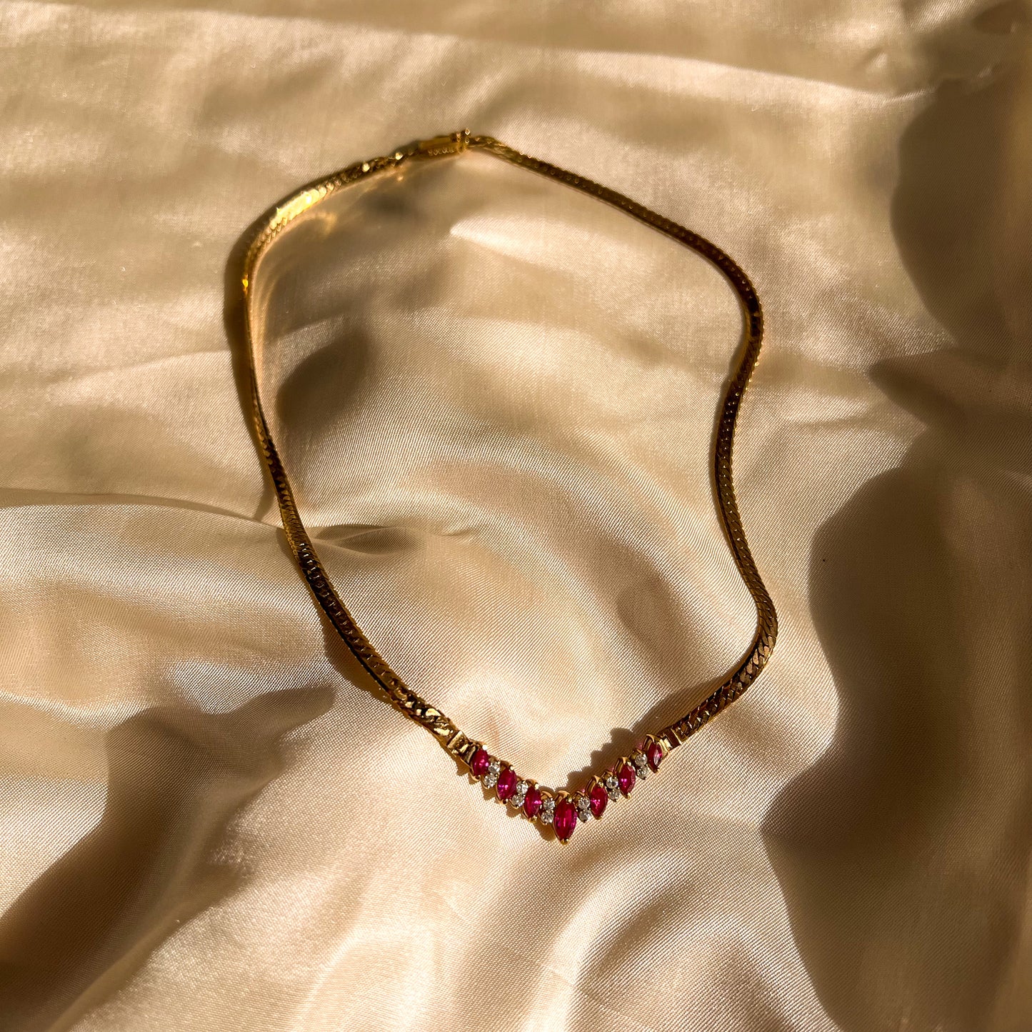 1970s Gold Herringbone Necklace With Pink Rhinestones