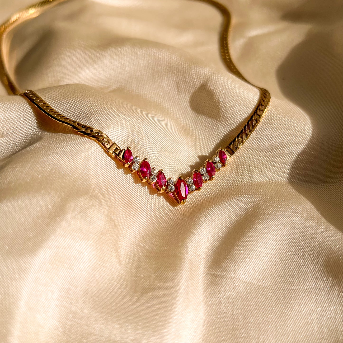 1970s Gold Herringbone Necklace With Pink Rhinestones