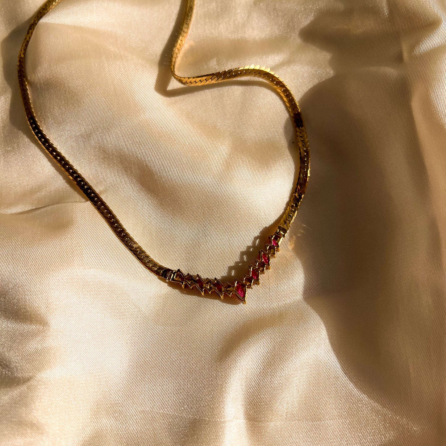 1970s Gold Herringbone Necklace With Pink Rhinestones