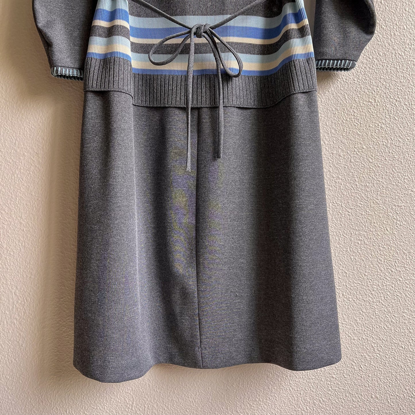 1970s Gray Knit Dress With Blue Print (M/L)