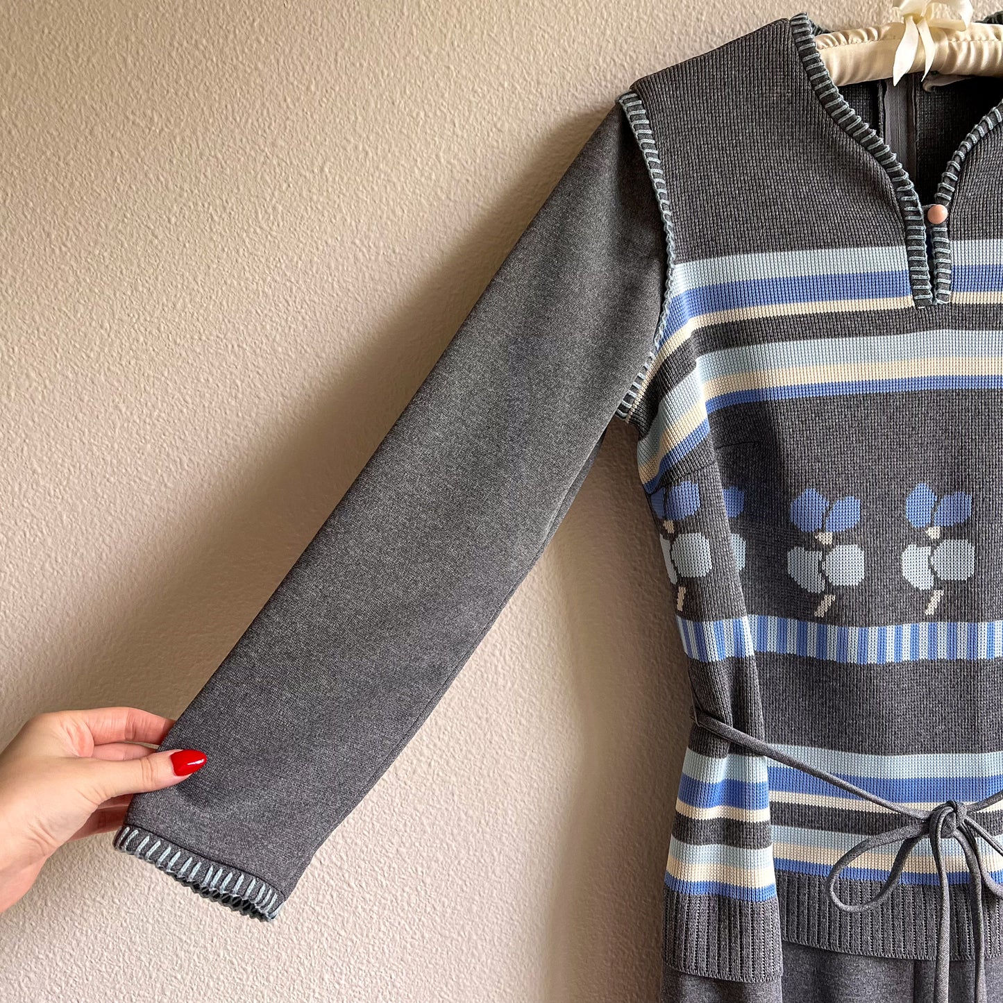 1970s Gray Knit Dress With Blue Print (M/L)