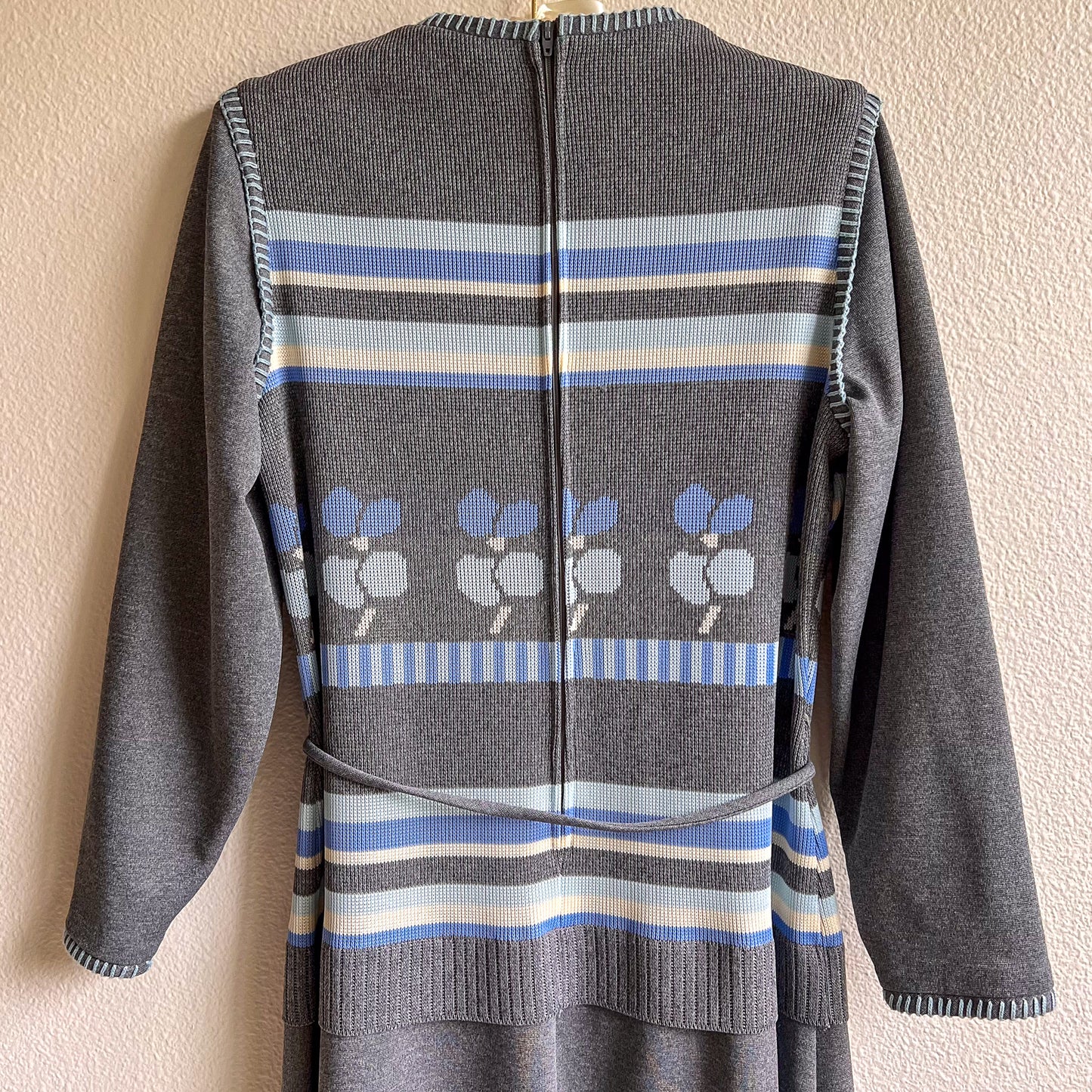 1970s Gray Knit Dress With Blue Print (M/L)