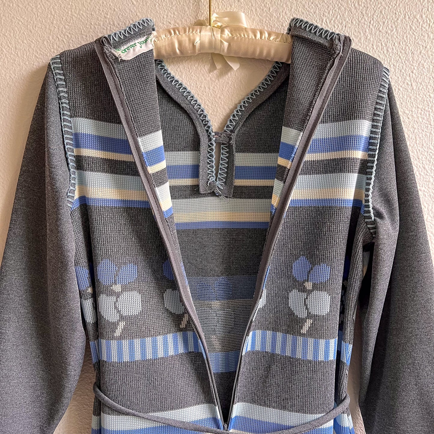 1970s Gray Knit Dress With Blue Print (M/L)