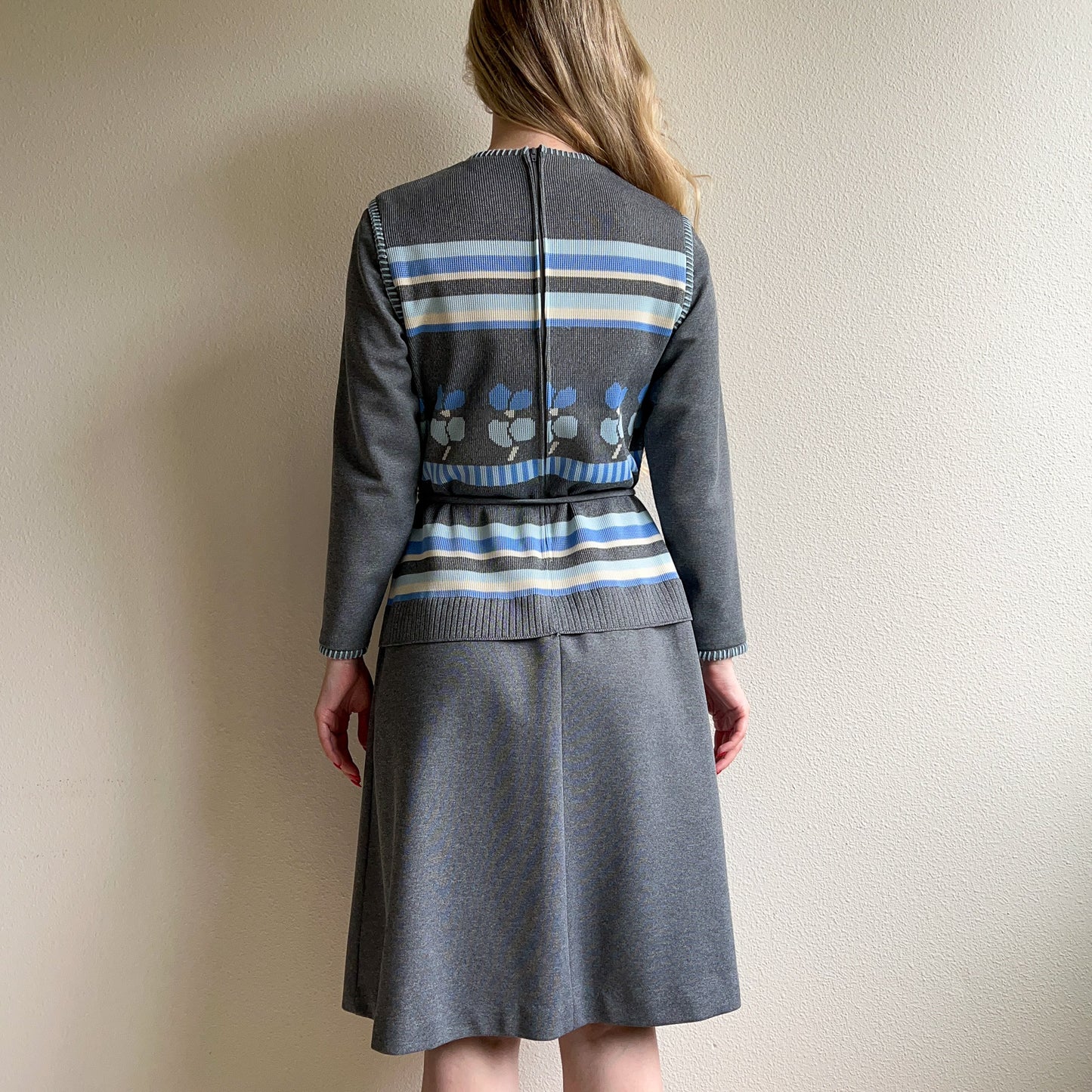 1970s Gray Knit Dress With Blue Print (M/L)