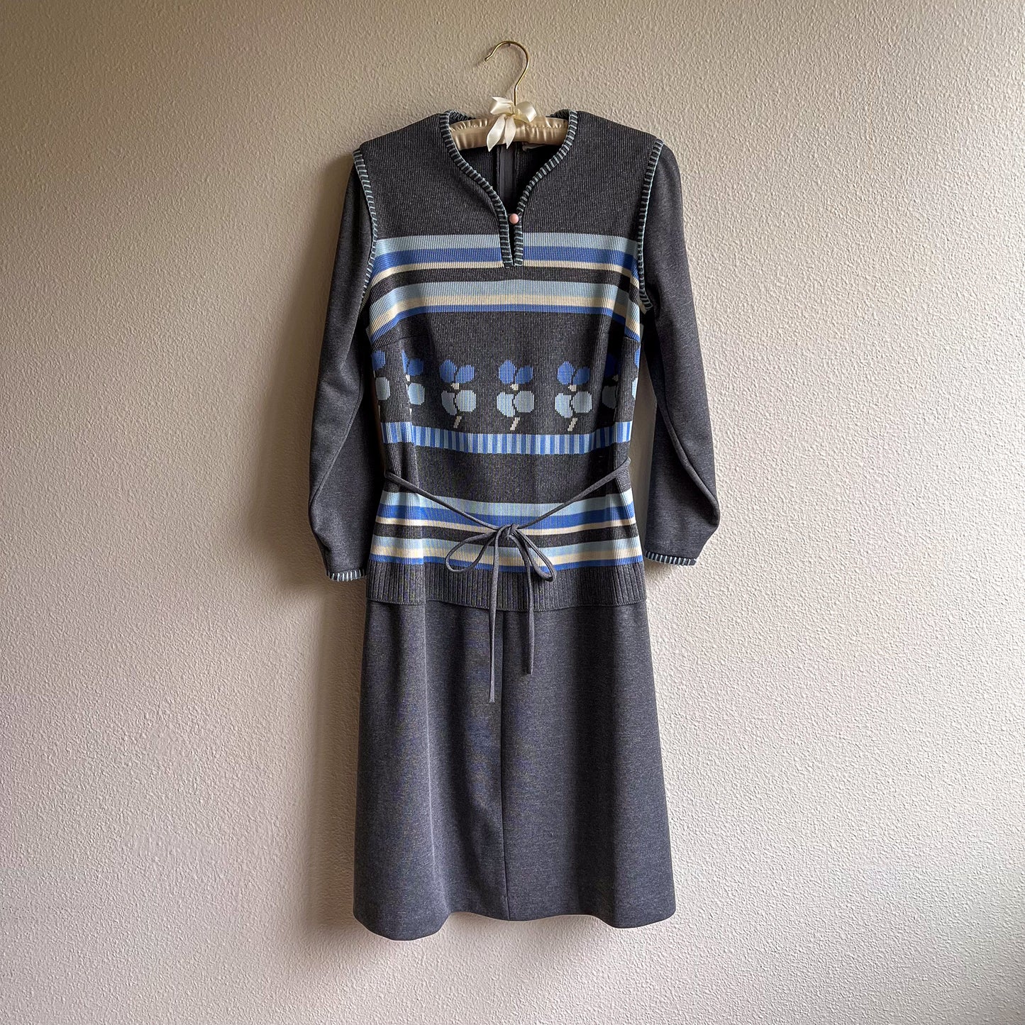 1970s Gray Knit Dress With Blue Print (M/L)