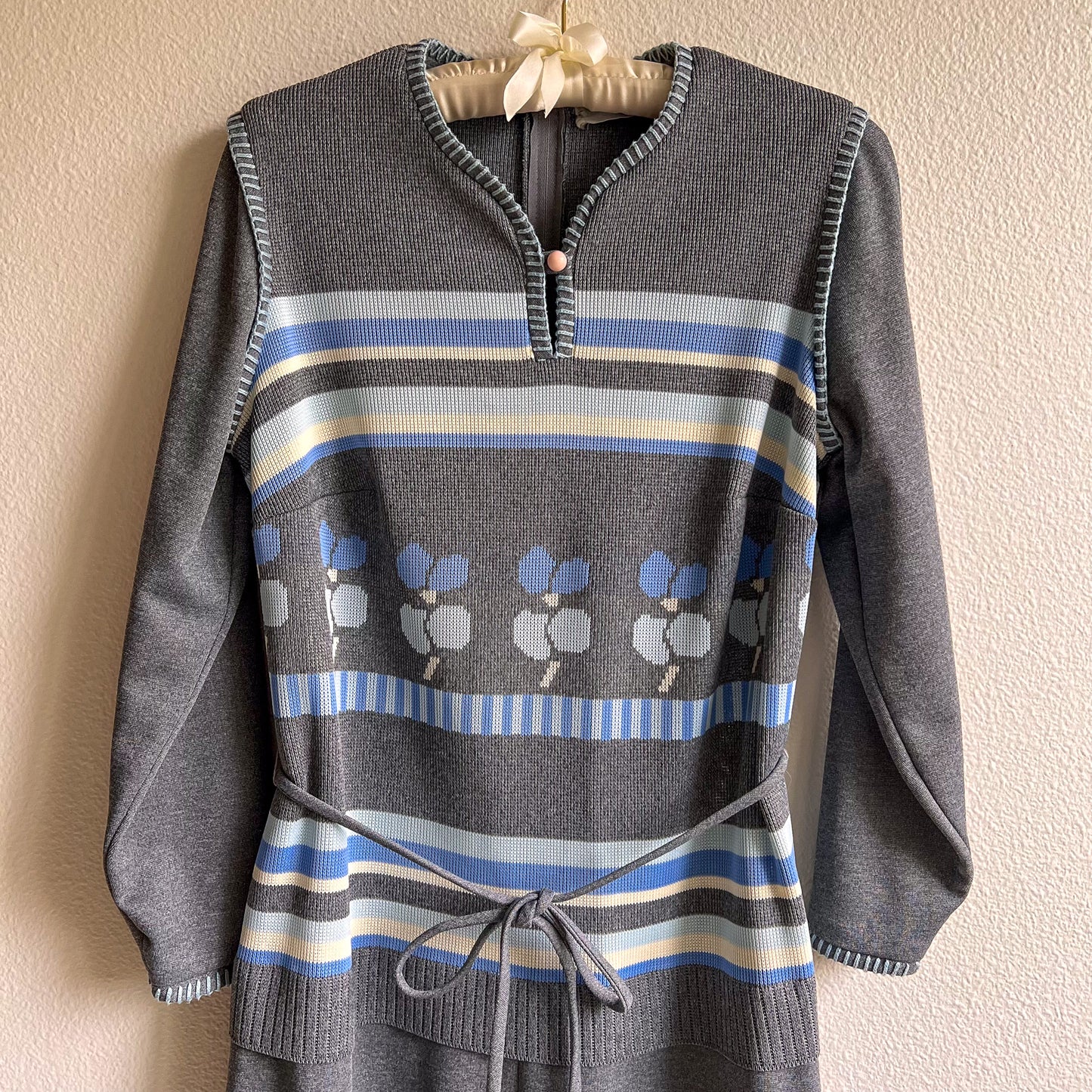 1970s Gray Knit Dress With Blue Print (M/L)