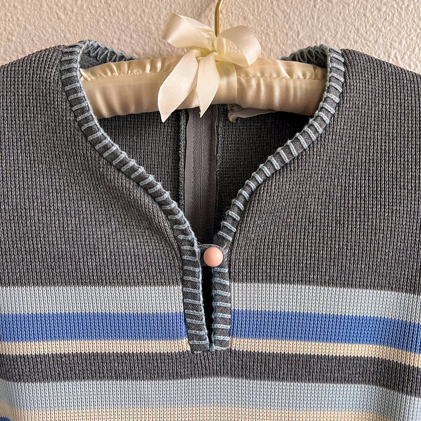 1970s Gray Knit Dress With Blue Print (M/L)