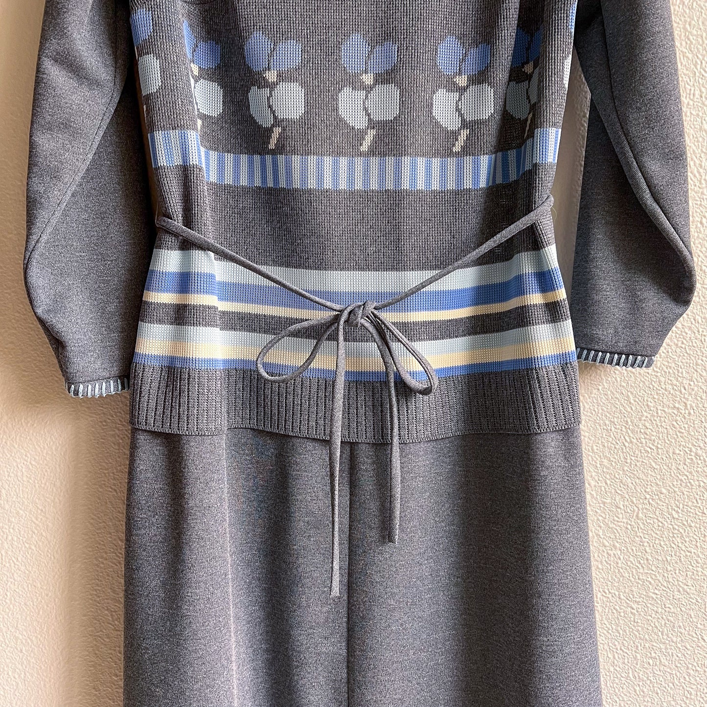 1970s Gray Knit Dress With Blue Print (M/L)